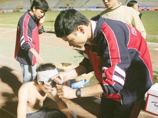 Cổ động viên đổ máu xem chung kết Euro-5