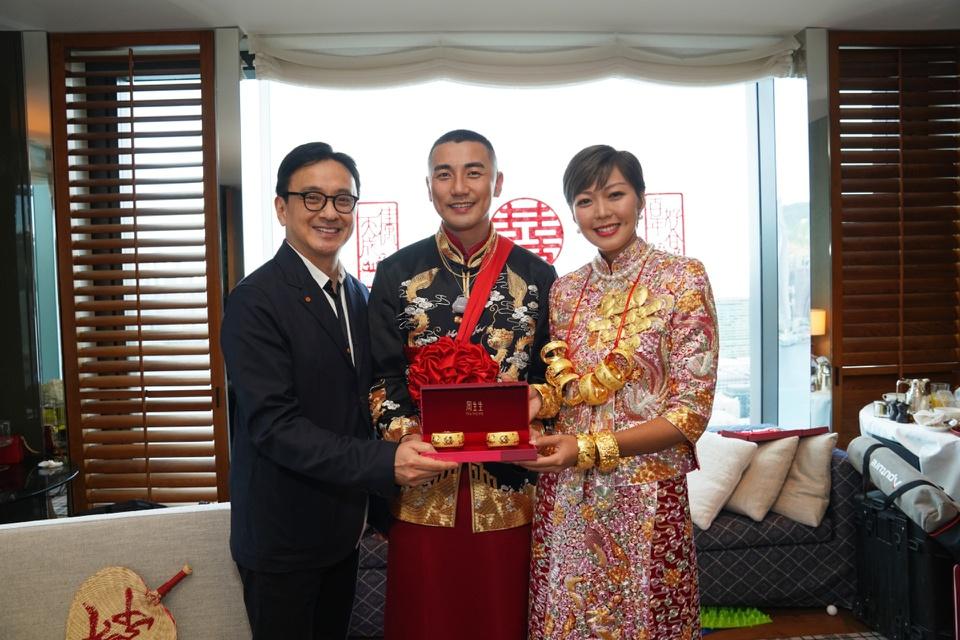 Hôn lễ của tài tử TVB còn được chú ý vì bộ trang sức đắt giá mà cô dâu mang trên người. Theo HK01, chỉ riêng chiếc nhẫn cưới kim cương đã có giá trị 154.000 USD. Ngoài ra, người thân và bạn bè còn tặng cô dâu chú rể 10 chiếc vòng vàng, lợn vàng... Truyền thông bình luận đây là đám cưới dát vàng.