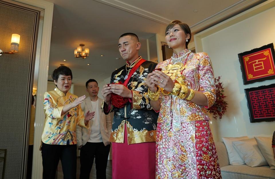 Cha của Hồng Vĩnh Thành đã qua đời, mẹ anh ở nước ngoài không thể về được. Do đó, hai nghệ sĩ kết nối vời bà qua mạng. Đám cưới diễn ra nhỏ gọn do dịch bệnh, tuy nhiên không khí vui vẻ. Nam diễn viên sinh năm 1983 phải trải qua nhiều thử thách mới rước được cô dâu. Họ tổ chức các nghi lễ truyền thống vào buổi sáng. Sau đó mặc lễ phục hiện đại ở khách sạn.