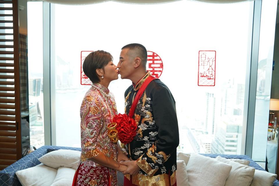 Nam diễn viên chia sẻ cả hai có cùng sở thích chạy bộ, ngắm mặt trời mọc, du lịch. Ngày 10/7, trên trang cá nhân, Hồng Vĩnh Thành thông báo kết hôn: "Hạnh phúc khi có em, hãy nắm chặt lấy tay anh. Anh hy vọng chúng ta có thể cùng nhau cười lớn đi hết cuộc đời".