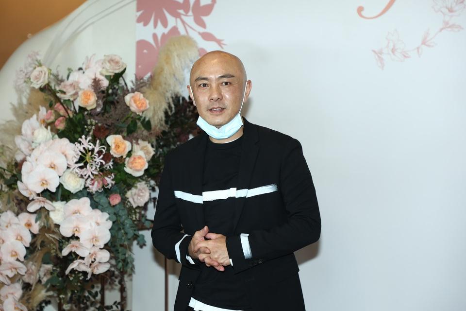 Nam diễn viên Trương Vệ Kiện cũng dự lễ cưới. Anh chia sẻ mới tới Đại lục để tham gia show giải trí "Các Anh Trai Theo Đuổi Ánh Sáng 2". Tài tử chưa có kế hoạch đóng phim.