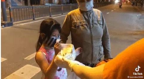 Cô gái mắng 2 mẹ con nhận quà từ thiện như tát nước: Về dạy lại đi-2