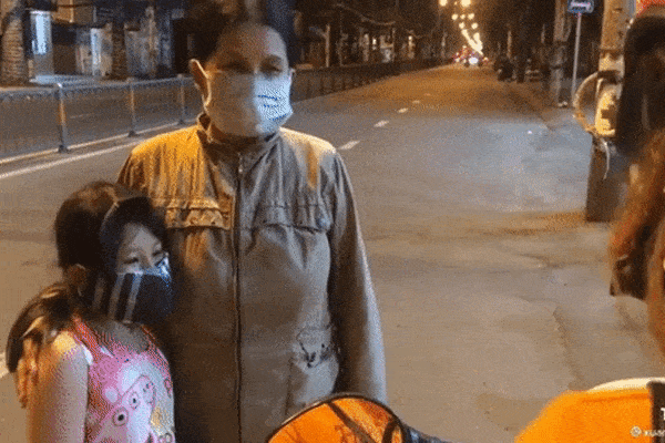 Cô gái mắng 2 mẹ con nhận quà từ thiện như tát nước: 'Về dạy lại đi'