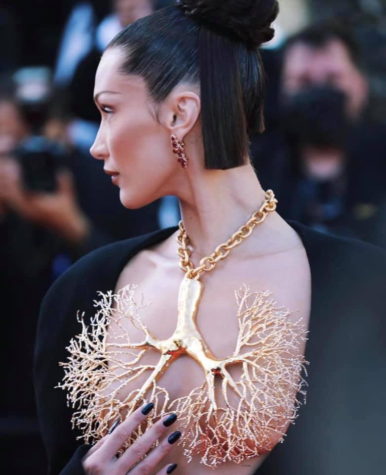 Bella Hadid thả rông vòng 1, che ngực bằng dây chuyền cành cây-4