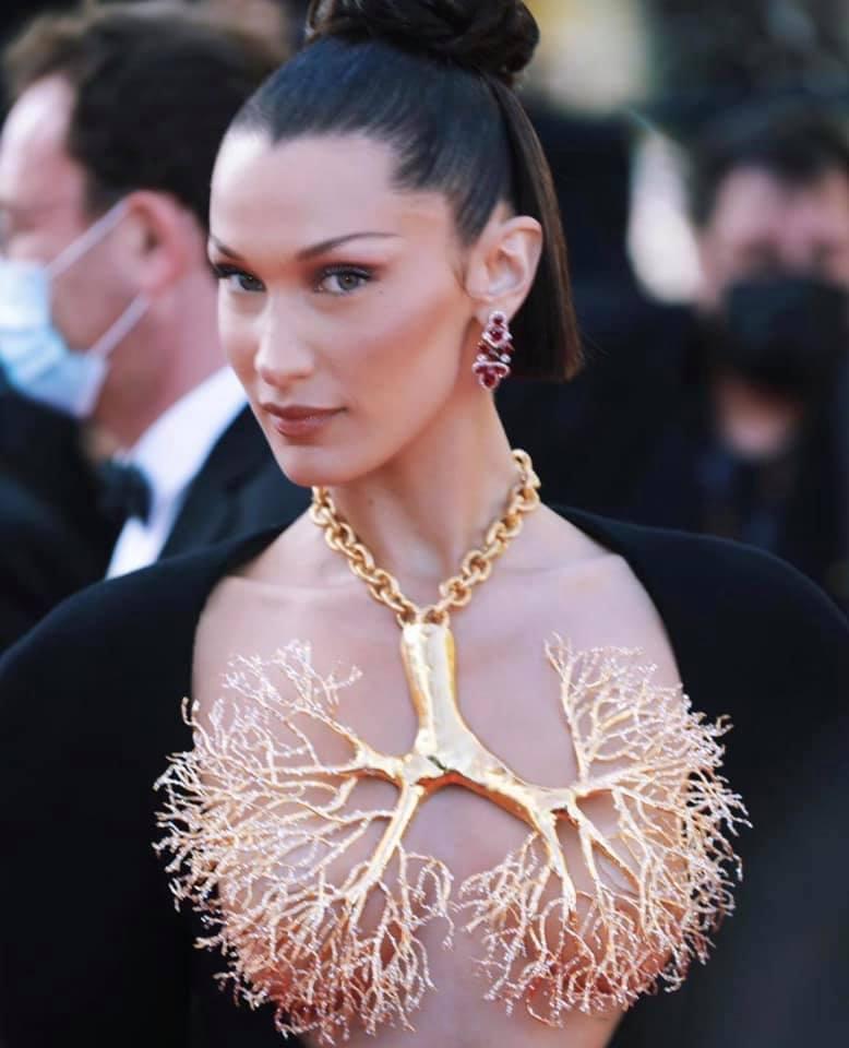 Bella Hadid thả rông vòng 1, che ngực bằng dây chuyền cành cây-6