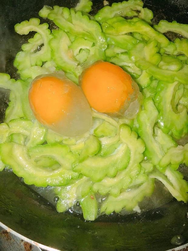 Mở tủ lạnh lấy trứng nấu ăn, cô gái gặp cảnh tượng dở khóc dở cười-1