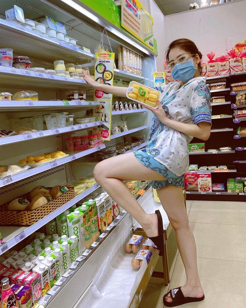 Trâm Anh bị chỉ trích vì mặc đồ ngủ tạo dáng phản cảm trong siêu thị-2