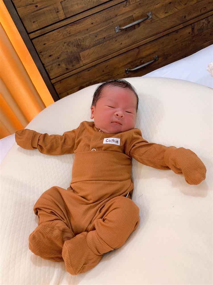 Cận cảnh quý tử vừa sinh của Quế Vân, giống bố như đúc-1