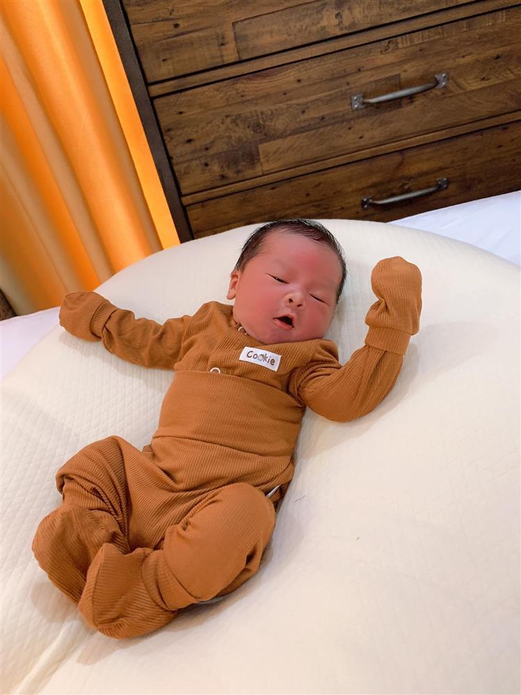 Cận cảnh quý tử vừa sinh của Quế Vân, giống bố như đúc-2