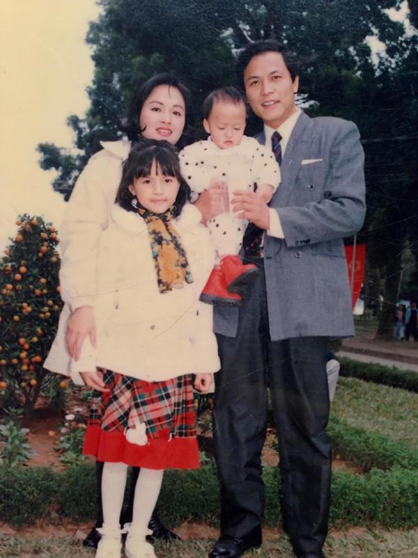 Cũng đăng ảnh quá khứ nhưng nữ diễn viên Thu Quỳnh chọn tấm hình từ thuở bé. Ngày 8/7, Thu Quỳnh chia sẻ hình ảnh cả gia đình cô chụp tại công viên Lênin tại mốc thời gian mà người đẹp chỉ còn nhớ đó là "năm một nghìn chín trăm nào đó". Thu Quỳnh được khen xinh xắn ngay từ ngày nhỏ.