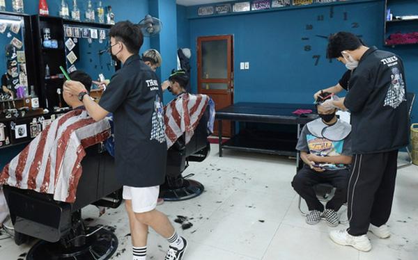 HỎA TỐC: Hà Nội ngừng cắt tóc gội đầu, ăn uống tại chỗ từ 0h ngày 13/7-2