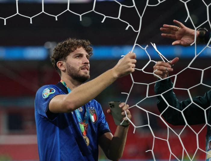 Clip: Cầu thủ Ý mừng chiến thắng tụt cả quần, lộ nguyên phần dưới-2