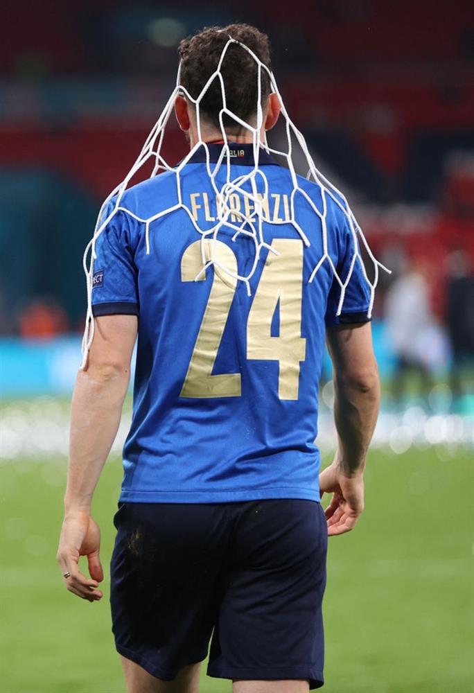 Clip: Cầu thủ Ý mừng chiến thắng tụt cả quần, lộ nguyên phần dưới-3