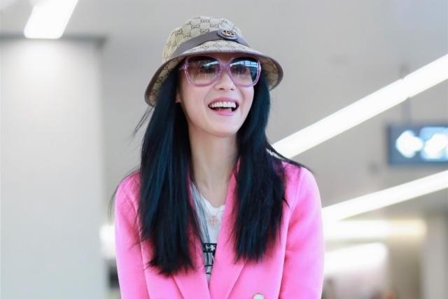 Tạ Đình Phong bị chỉ trích vì lấy ô che mưa cho rau-4