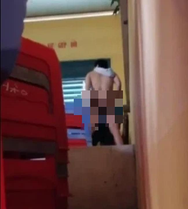 SỐC: Lộ clip nghi thầy giáo mây mưa với học sinh nam ngay tại bục giảng-1