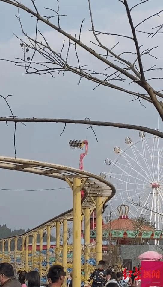 Rụng rời chứng kiến cảnh nhiều người bị mắc kẹt trên vòng quay tử thần-2