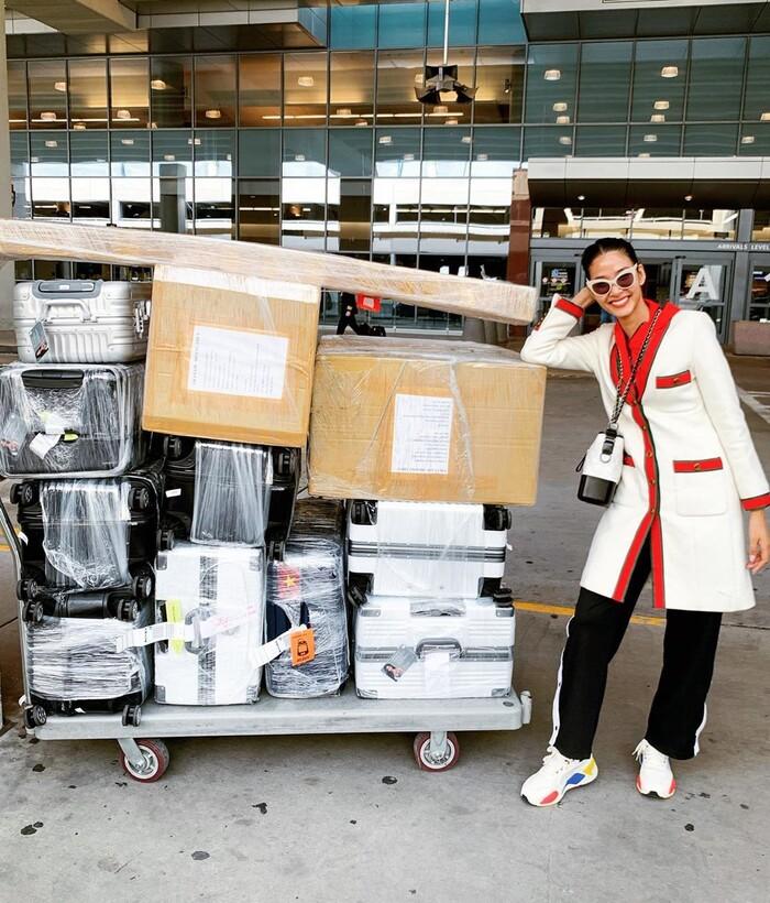 Hoàng Thùy mix túi Xà Leo: Sang xịn thì ít, luộm thuộm phần nhiều-1