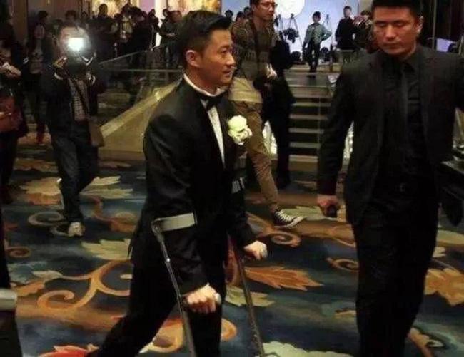 Ngô Kinh có hơn 100 mũi khâu trên người, chống nạng trong ngày cưới-1