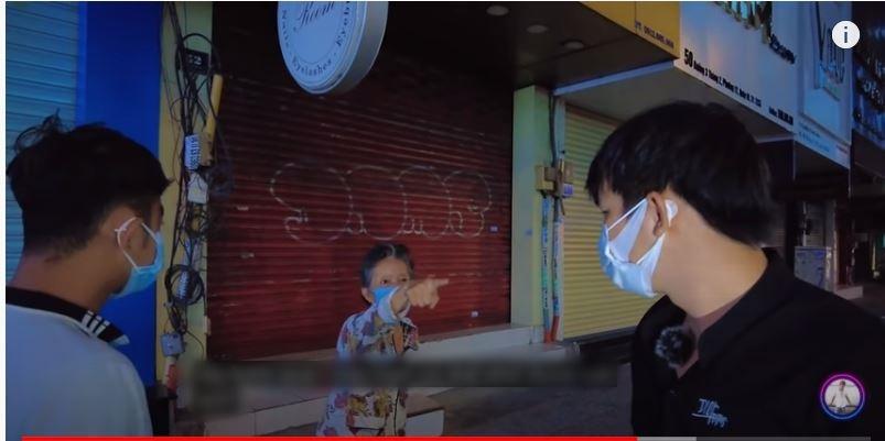 Clip: Nhóm Youtuber bị cụ bà chửi mất mặt vì làm từ thiện kén người-1