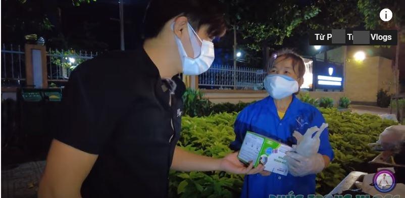 Clip: Nhóm Youtuber bị cụ bà chửi mất mặt vì làm từ thiện kén người-2