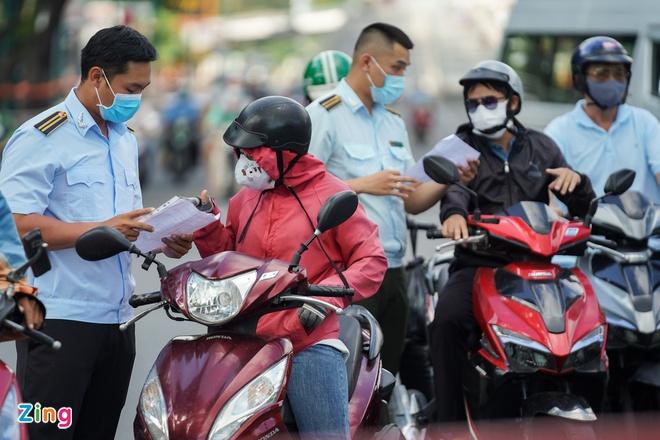 Không có lý do chính đáng khi ra đường, 12 người bị phạt 24 triệu đồng-1