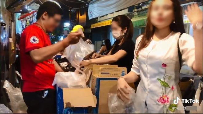 Danh tính cô gái quát 2 mẹ con: Thường phát từ thiện, thích nói trống không-1