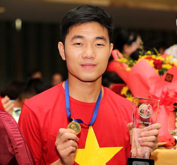 Lương Xuân Trường bị an ninh sân bay UAE giữ lại vì tưởng... nhắm mắt lúc nhập cảnh-3