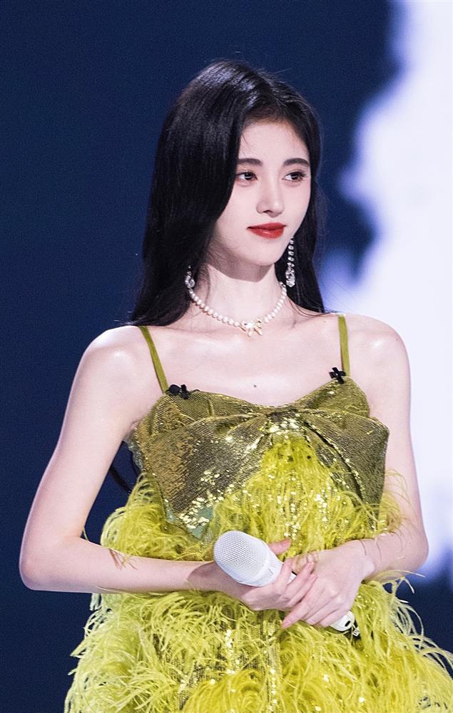 Bờ vai vuông góc, đẹp vạn người mê của Cúc Tịnh Y-1