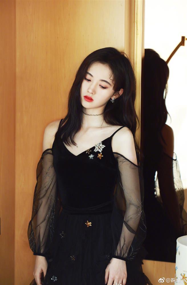 Bờ vai vuông góc, đẹp vạn người mê của Cúc Tịnh Y-2