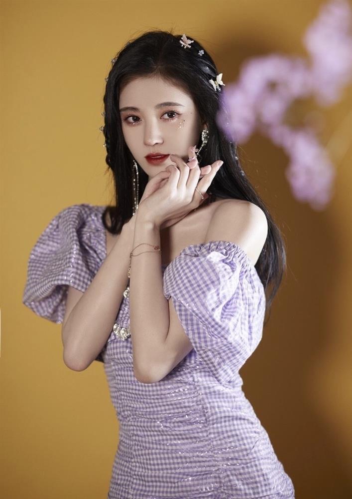 Bờ vai vuông góc, đẹp vạn người mê của Cúc Tịnh Y-6