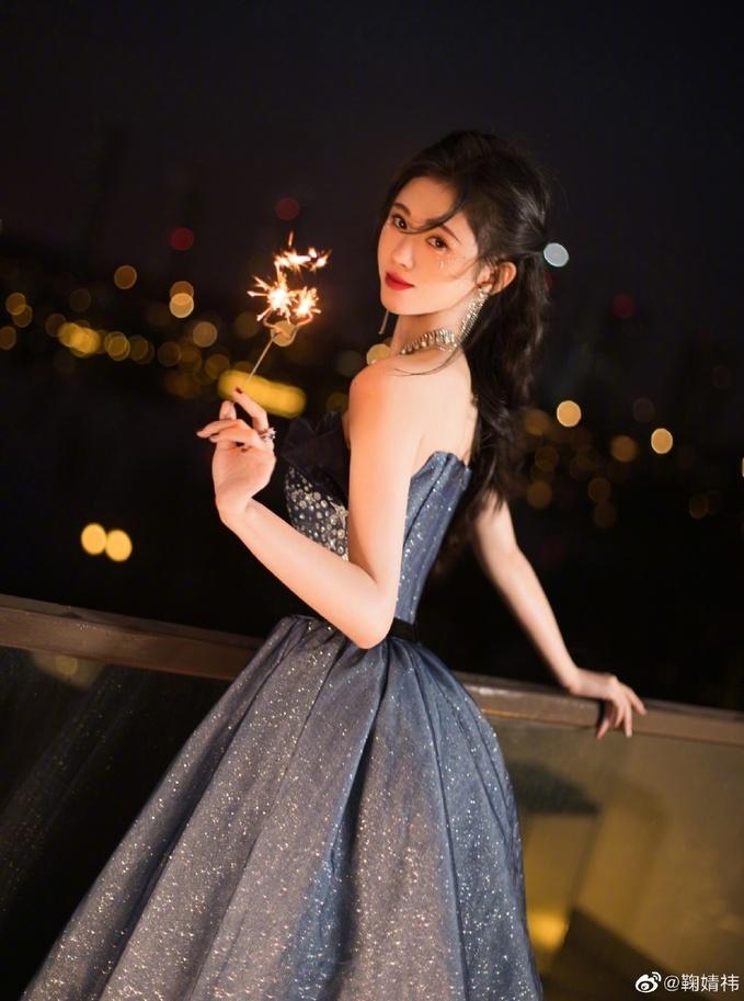 Bờ vai vuông góc, đẹp vạn người mê của Cúc Tịnh Y-7