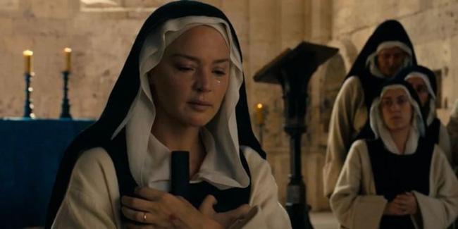 Phim 18+ chấn động Cannes 2021 với cảnh nóng của 2 nữ tu-7