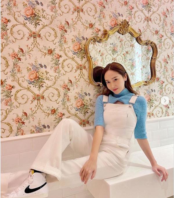 Mix đồ với váy yếm: Jennie BLACKPINK gợi cảm, IU hóa tiểu thư-2