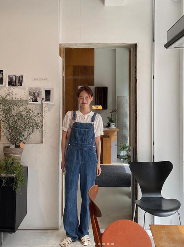 Mix đồ với váy yếm: Jennie BLACKPINK gợi cảm, IU hóa tiểu thư-9