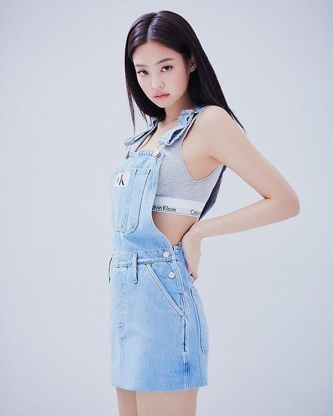 Mix đồ với váy yếm: Jennie BLACKPINK gợi cảm, IU hóa tiểu thư-3