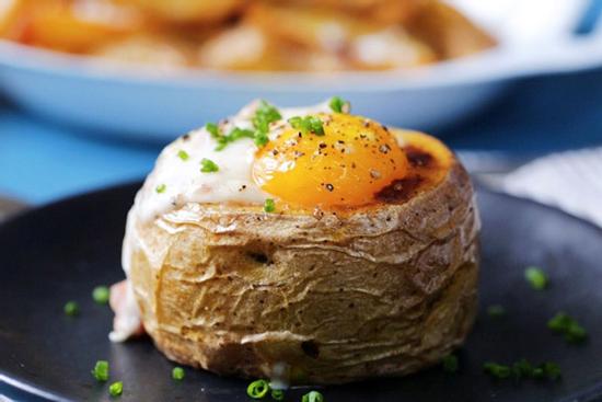 Làm khoai tây nhồi thịt xông khói đơn giản tại nhà