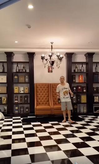 Vợ chồng anh trai Bảo Thy ở nhà tránh dịch mà như đi nghỉ dưỡng-13