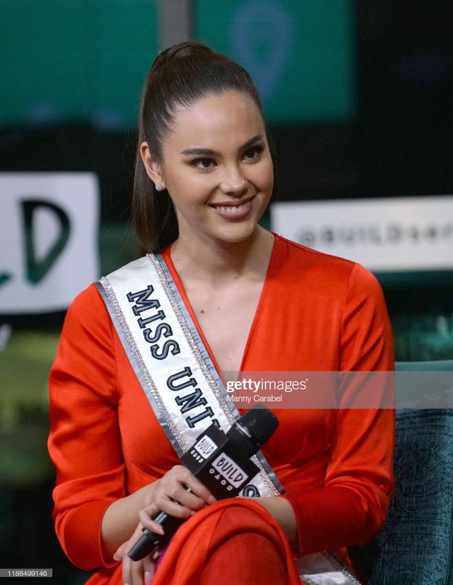 Trước đó, Catriona Gray thường xuyên gặp sự cố về trang phục. Cô ăn vận xuề xòa, lòe loẹt ở nhiều sự kiện quan trọng. Một số khán giả thậm chí còn đưa hình ảnh của cô thời điểm mới đăng quang Hoa hậu Hoàn vũ 2018 với hiện tại để so sánh.