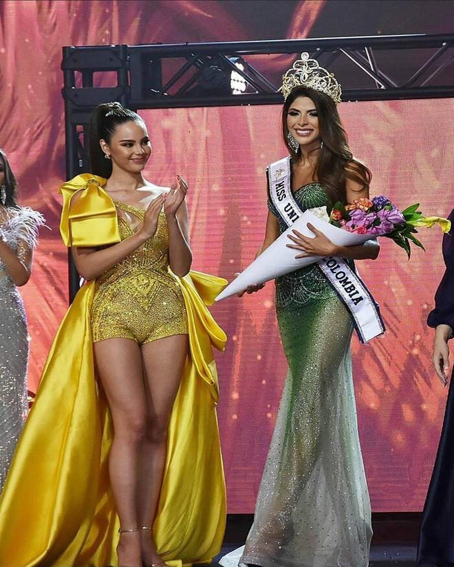 Có mặt ở chung kết Hoa hậu Hoàn vũ Colombia, Catriona Gray nổi bật trong bộ bodysuit bó sát màu vàng, tóc buộc cao. Tuy nhiên, cánh săn ảnh đã ghi lại khoảnh khắc Hoa hậu Hoàn vũ 2018 để lộ đôi chân kém thon gọn.