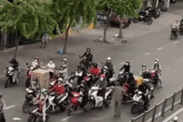 Clip: Cặp đôi luồn lách 'thông chốt' kiểm soát khi bị kiểm tra giấy thông hành