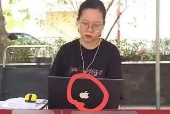 Nữ sinh lên sóng VTV dùng Macbook học online, nhìn màn hình phía trước thì khóc ngất