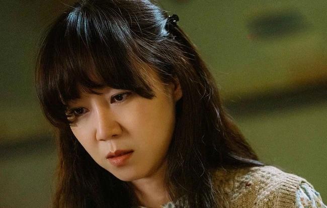 Qua camera giấu kín, choáng váng thấy vợ đưa người đàn ông lạ 1 túi đầy tiền-1