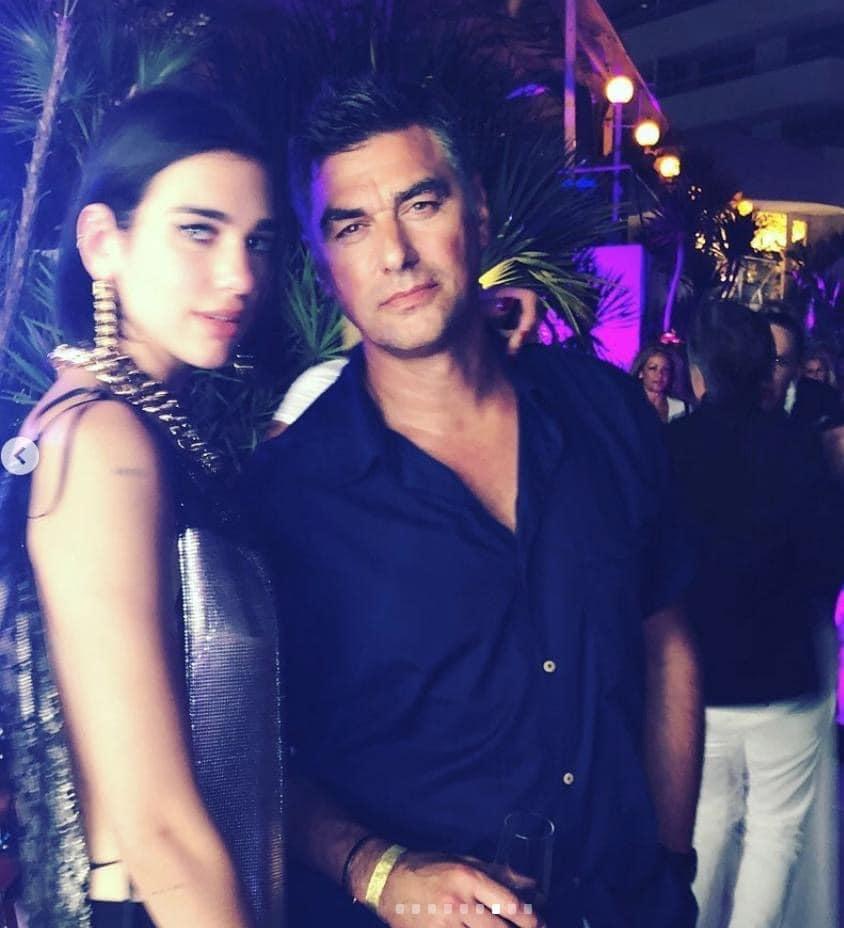 Sao hạng A Dua Lipa bị lu mờ khi đứng cạnh anh bố quá phong độ-4