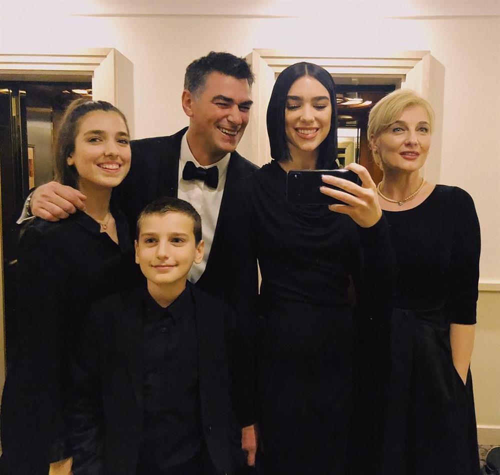 Sao hạng A Dua Lipa bị lu mờ khi đứng cạnh anh bố quá phong độ-8