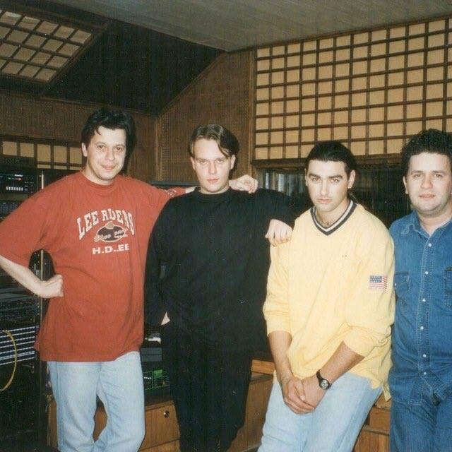 Sao hạng A Dua Lipa bị lu mờ khi đứng cạnh anh bố quá phong độ-6