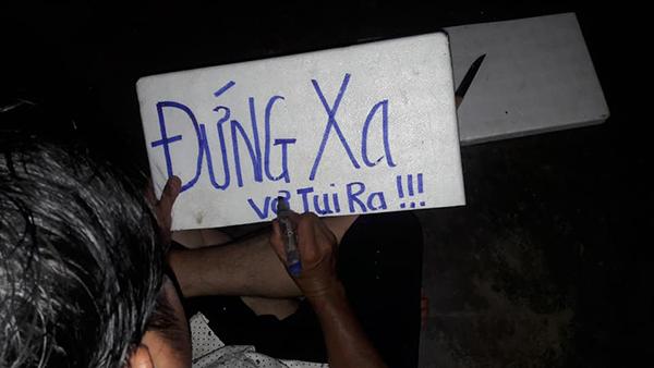 Thấy khách cứ sán vào vợ, chồng giăng biển hiệu giữ khoảng cách-1