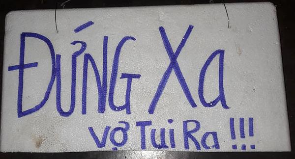 Thấy khách cứ sán vào vợ, chồng giăng biển hiệu giữ khoảng cách-2