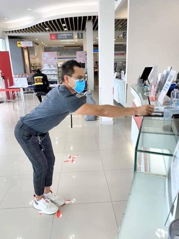 Thấy khách cứ sán vào vợ, chồng giăng biển hiệu giữ khoảng cách-3