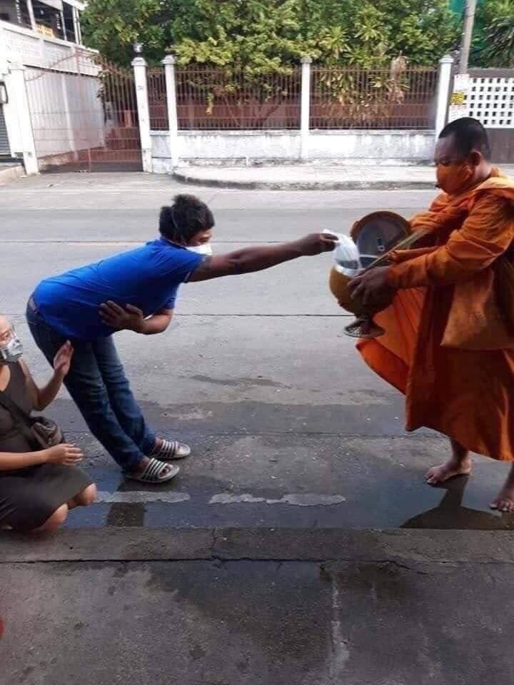 Thấy khách cứ sán vào vợ, chồng giăng biển hiệu giữ khoảng cách-4