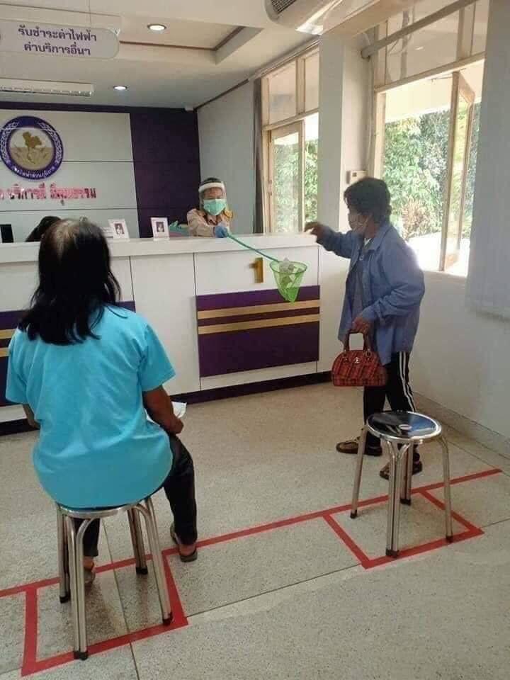 Thấy khách cứ sán vào vợ, chồng giăng biển hiệu giữ khoảng cách-5